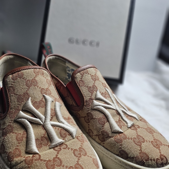 US 9.5 NEW $670 GUCCI Men's GG Logo Canvas NY YANKEES Patch Slip On SNEAKERS - Picture 1 of 12